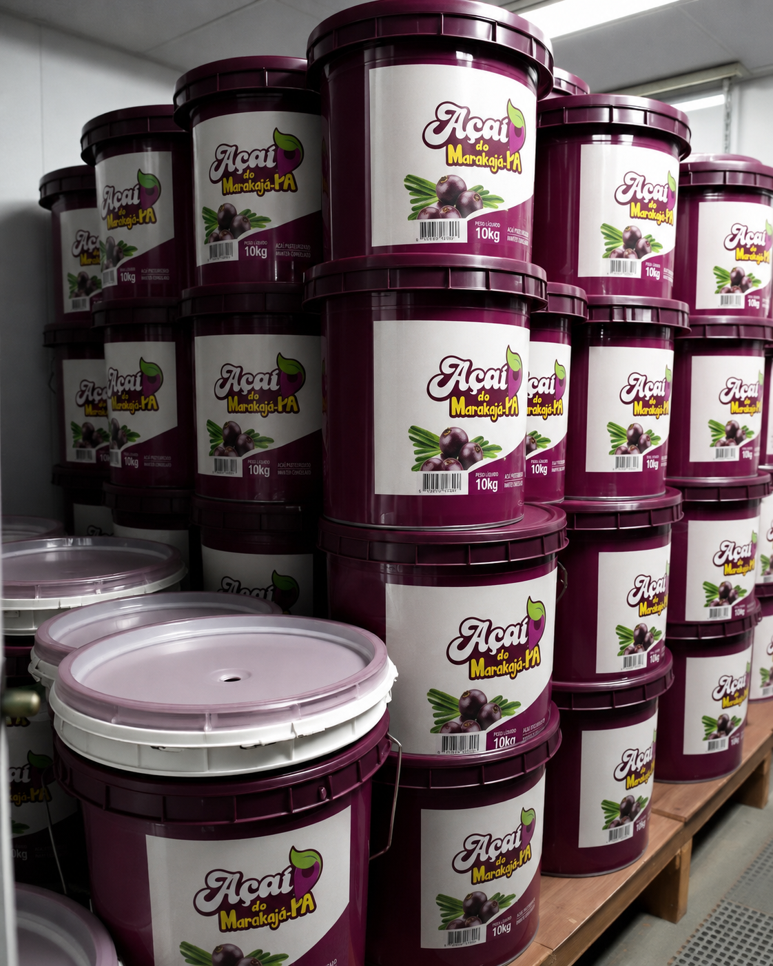 Baldes de Açaí do Marakajá empilhados na câmara fria